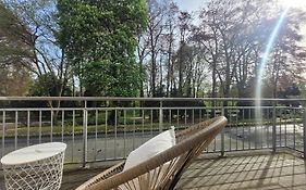 Mit Blick in den Emsseepark